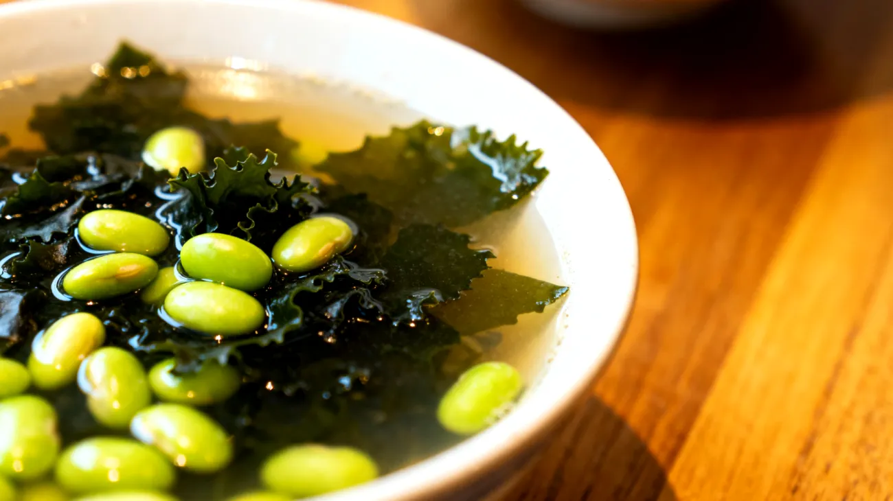 Miso-Suppe mit Wakame-Algen und Edamame"