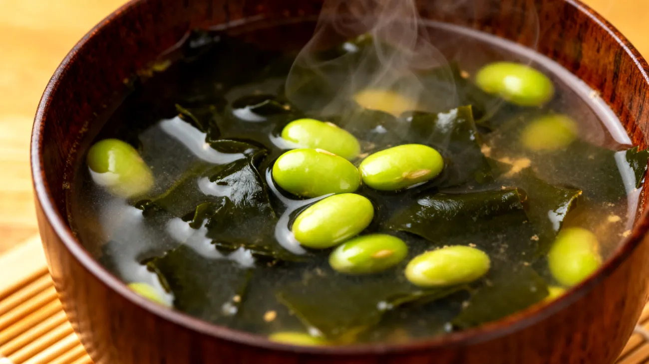 Miso-Suppe mit Wakame-Algen und Edamame"