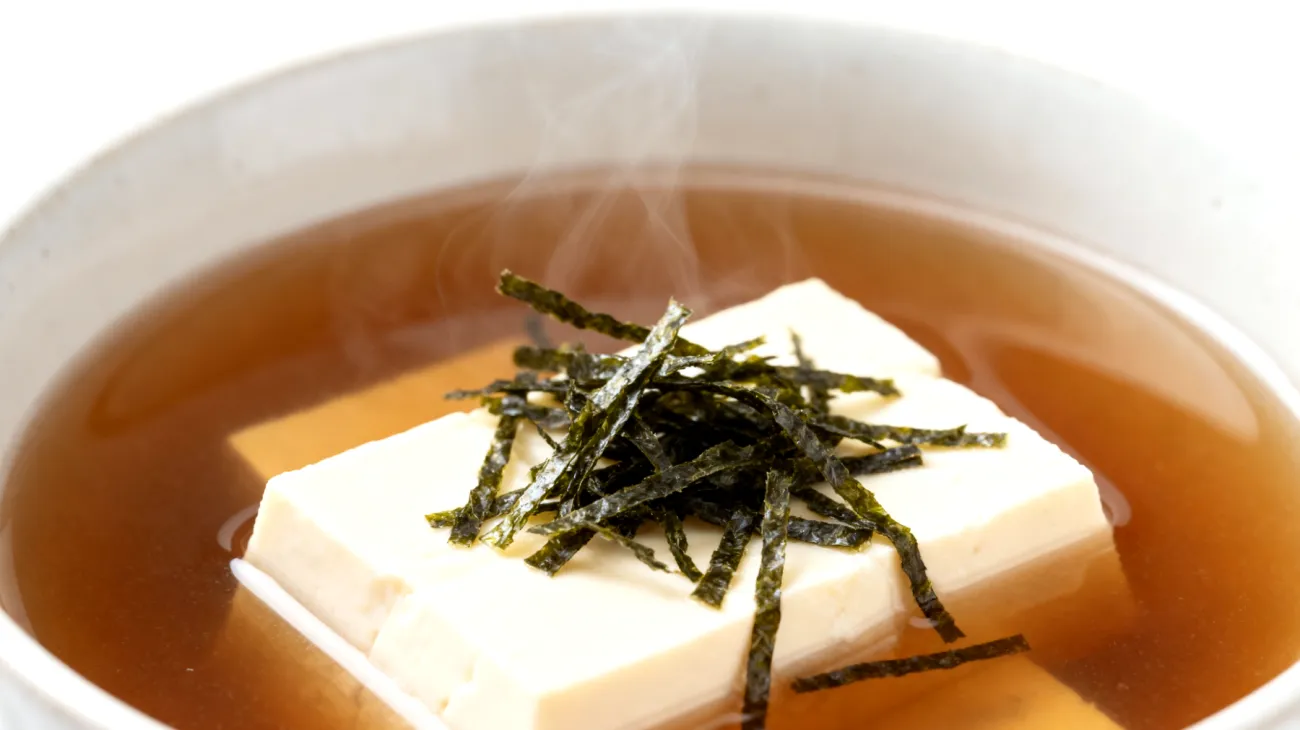 Miso-Suppe mit Wakame-Algen und Seidentofu"