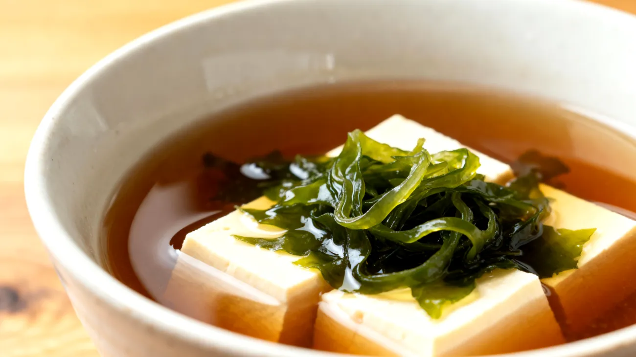 Miso-Suppe mit Wakame-Algen und Silken-Tofu"