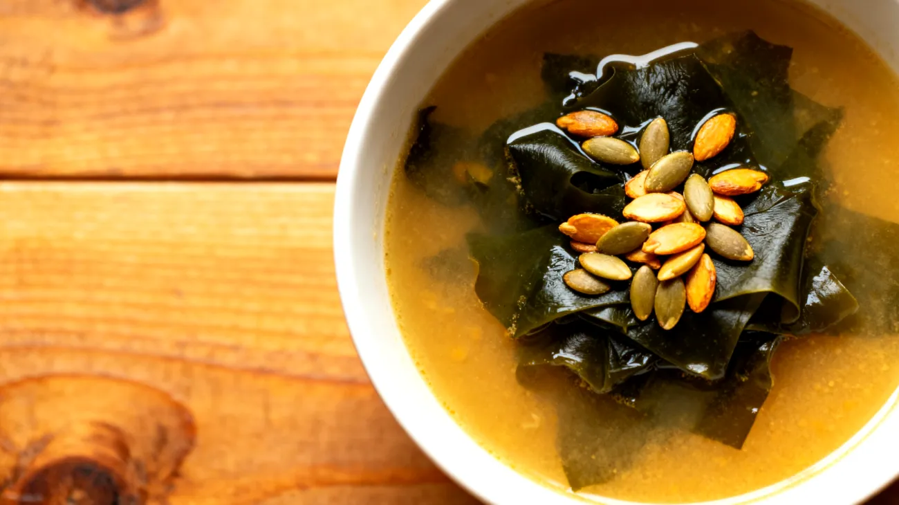 Miso-Suppe mit Wakame-Algen und gerösteten Kürbiskernen"