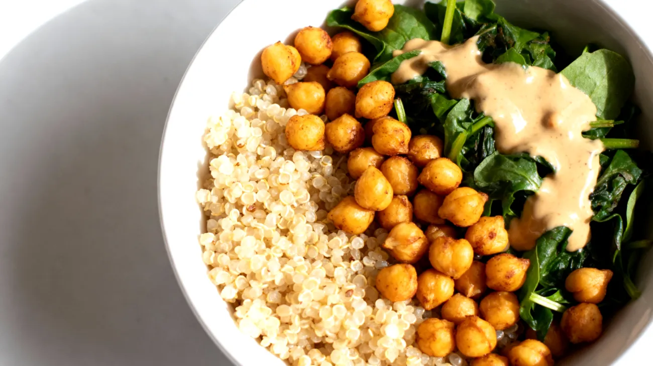 Quinoa-Bowl mit gerösteten Kichererbsen und Tahini-Dressing"