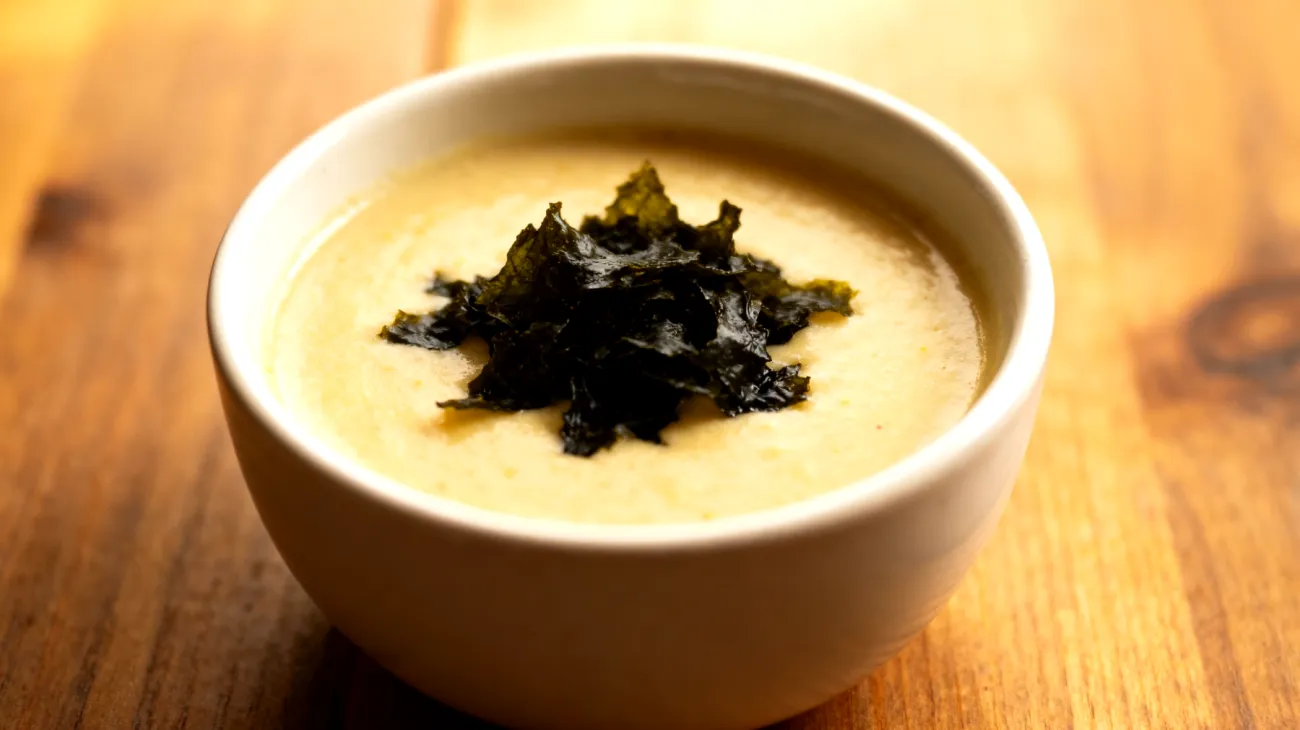 Topinambur-Miso-Suppe mit fermentierten Algen"
